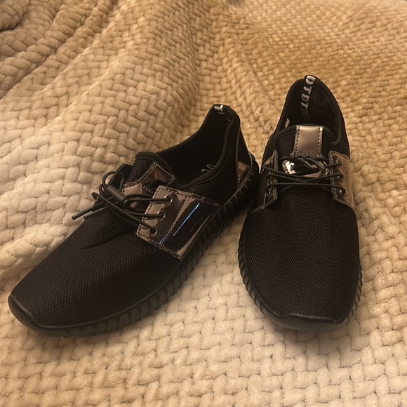 NWOT Astra 2.0, silver and black tennis shoes, size 6? - Picture 2 of 10